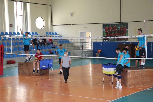 Kaptan Çiçek;”Kula’yı En İyi Şekilde Temsil Edeceğiz”
Joepark Kula Belediyespor Erkek Voleybol Takım Kaptanı Kaan Çiçek; “ Sezon hazırlıklarımıza  pandemiden kaynaklı gerekli tedbirler çerçevesinde antrenmalarımıza başladık. Bu sene takımımıza yeni arkadaşlarımız katıldı. Yapılan takviyelerle daha iyi ve güçlü bir kadroya sahibiz. Tabi bu sezon karşılacağımız rakiplerimiz güçlü, biz de bu bilinçle daha iyi hazırlanıyoruz. Tüm Kul Halkının desteklerini bekliyoruz” dedi.