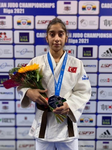 Manisa Büyükşehir Belediyespor’un başarılı judocusu Zilan Ertem, Letonya’nın Riga kentinde düzenlenen Ümitler Avrupa Judo Şampiyonasında 40 kg’da Avrupa 2.si oldu. Zilan Ertem, şampiyonada gümüş madalyanın sahibi olurken; bir diğer sporcumuz Mehmet Şahin Ertem de Avrupa 5.si olarak şampiyonayı tamamladı.