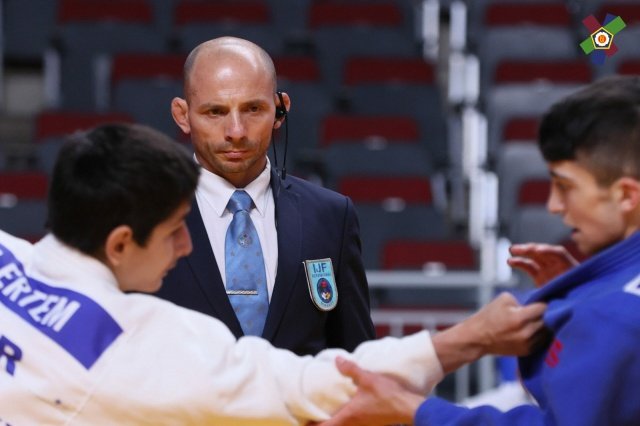 Avrupa Judo Federasyonu EJU’nun 2021 yılı faaliyet programında yer alan Ümitler Avrupa Şampiyonası Letonya’nın başkenti Riga şehrinde başladı. 37 ülkeden 396 sporcunun katıldığı şampiyonada ilk gün müsabakaları tamamlandı. Müsabakaların ilk gününde 40 kg’da tatamiye çıkan Manisa Büyükşehir Beledieyesporumuzun başarılı judocusu Zilan Ertem, ilk tur bay geçip; çeyrek finalde Ukraynalı Marharyta Miroshnichenko’yu ipponla (3 shido) yendi ve yarı finale çıktı. Ertem, bu turda Macar Szabine Szeleczk’iyi altın skorda waza-ari puanıyla yenerek finalist oldu. Finalde Rus Polina İakovenko’ya yenilen Zilan Ertem gümüş madalyanın sahibi oldu.