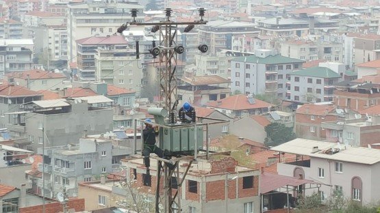 KESİNTİSİZ SU İÇİN 15 MİLYONLUK YATIRIM
MASKİ Genel Müdürlüğü, vatandaşlara kesintisiz içme suyu sağlamak için 15 milyon 400 bin TL yatırım yaparak yeni terfi istasyonlarından elektrik panolarına
kadar altyapı sistemlerini yeniledi.
 
Manisa Su ve Kanalizasyon İdaresi (MASKİ) Genel Müdürlüğü, 17 ilçe merkezi ve mahallelerinde vatandaşların kesintisiz içme suyu tüketmeleri ve arızalardan kaynaklı su kesintilerine son vermek için 15 milyon 400 bin TL yatırım yaptı. Elektrik Makine ve Malzeme İkmal Dairesi Başkanlığı bünyesinde içme suyu depolarının elektrik panoları, sondajlar, yeni tesislerin inşası, trafolar ve hidrofor tesisleri gibi birçok alanda yatırımlar gerçekleştirildi.
 
Arızalardan kaynaklı su kesintilerinin önüne geçildi
Elektriksel arızalardan kaynaklı olarak vatandaşlara içme suyu temin edilen depolarda 560 adet elektrik panosunu yenileyen MASKİ, 40 adet yüksek gerilim ve 187 adet trafonun da bakım onarımını gerçekleştirdi. Depolardaki elektrik kesintileri kapsamında 24 adet jeneratör ve akşam şartlarında tamirata olanak sağlayan 17 adet ışık kulesi MASKİ bünyesine kazandırıldı.
 
Vatandaşlara kesintisiz içme suyu
MASKİ, 2014 yılından bu yana 279 adet yeni sondajın bağlantısını gerçekleştirerek vatandaşlara yeterli ve kaliteli içme suyu temin etti. Yeni açılan içme suyu ve mevcut sondajlarda 107 kilometre kablo ve 52 kilometre kolon borusu kullanıldı. Mevcut sondajların günümüz teknolojisine uygun hale getirilmesi amacıyla 670 adet dalgıç motopomp, 1.290 adet dalgıç motor ve 470 adet dalgıç kademe ile birlikte 630 sondajda vana, çekvalf ve flanş gibi sistemler yenilendi. MASKİ, bununla birlikte 86 tesiste 110 adet yata ve düşey milli motopomp yedeklemesi ve yenilemesi gerçekleştirdi.
 
Yeni içme suyu tesisleri ve hidrofor sistemleri
Soma, Alaşehir ve Kula ilçe merkezlerine su temini sağlamak için yeni tesislerin yapımını da gerçekleştiren MASKİ, Manisa merkeze içme suyu sağlayan Akpınar İçme Suyu Tesisi’nin elektrik kesintilerinden etkilenmemesi için hücre sistemini yeniledi. MASKİ, ayrıca vatandaşların su basınç sorunlarını da çözmek amacıyla 37 adet hidrofor tesisinin yapımını ve yenilemesini gerçekleştirdi.