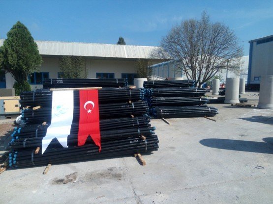 KESİNTİSİZ SU İÇİN 15 MİLYONLUK YATIRIM
MASKİ Genel Müdürlüğü, vatandaşlara kesintisiz içme suyu sağlamak için 15 milyon 400 bin TL yatırım yaparak yeni terfi istasyonlarından elektrik panolarına
kadar altyapı sistemlerini yeniledi.
 
Manisa Su ve Kanalizasyon İdaresi (MASKİ) Genel Müdürlüğü, 17 ilçe merkezi ve mahallelerinde vatandaşların kesintisiz içme suyu tüketmeleri ve arızalardan kaynaklı su kesintilerine son vermek için 15 milyon 400 bin TL yatırım yaptı. Elektrik Makine ve Malzeme İkmal Dairesi Başkanlığı bünyesinde içme suyu depolarının elektrik panoları, sondajlar, yeni tesislerin inşası, trafolar ve hidrofor tesisleri gibi birçok alanda yatırımlar gerçekleştirildi.
 
Arızalardan kaynaklı su kesintilerinin önüne geçildi
Elektriksel arızalardan kaynaklı olarak vatandaşlara içme suyu temin edilen depolarda 560 adet elektrik panosunu yenileyen MASKİ, 40 adet yüksek gerilim ve 187 adet trafonun da bakım onarımını gerçekleştirdi. Depolardaki elektrik kesintileri kapsamında 24 adet jeneratör ve akşam şartlarında tamirata olanak sağlayan 17 adet ışık kulesi MASKİ bünyesine kazandırıldı.
 
Vatandaşlara kesintisiz içme suyu
MASKİ, 2014 yılından bu yana 279 adet yeni sondajın bağlantısını gerçekleştirerek vatandaşlara yeterli ve kaliteli içme suyu temin etti. Yeni açılan içme suyu ve mevcut sondajlarda 107 kilometre kablo ve 52 kilometre kolon borusu kullanıldı. Mevcut sondajların günümüz teknolojisine uygun hale getirilmesi amacıyla 670 adet dalgıç motopomp, 1.290 adet dalgıç motor ve 470 adet dalgıç kademe ile birlikte 630 sondajda vana, çekvalf ve flanş gibi sistemler yenilendi. MASKİ, bununla birlikte 86 tesiste 110 adet yata ve düşey milli motopomp yedeklemesi ve yenilemesi gerçekleştirdi.
 
Yeni içme suyu tesisleri ve hidrofor sistemleri
Soma, Alaşehir ve Kula ilçe merkezlerine su temini sağlamak için yeni tesislerin yapımını da gerçekleştiren MASKİ, Manisa merkeze içme suyu sağlayan Akpınar İçme Suyu Tesisi’nin elektrik kesintilerinden etkilenmemesi için hücre sistemini yeniledi. MASKİ, ayrıca vatandaşların su basınç sorunlarını da çözmek amacıyla 37 adet hidrofor tesisinin yapımını ve yenilemesini gerçekleştirdi.