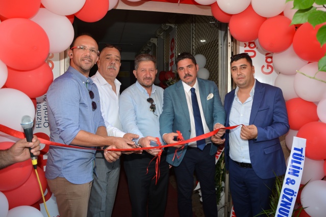 Türk tipi gayrimenkul danışmanlığı modeliyle profesyonel çözümler sunan Gayrimenkul Hizmet Ortaklığı'nın (GHO) Nazilli ofisi düzenlenen bir kokteylle hizmete açıldı.



Yıllardır ticaret ve gayrimenkul sektörlerinde hizmet verdiğini belirten GHO Uğursal Gayrimenkul'ün Kurucu Ortaklarından Mehmet Erdal Uğursal, bundan sonra GHO'nun kurumsal çatısı altında faaliyetlerini sürdüreceklerini söyledi.



GHO Uğursal Gayrimenkul'ün Kurucu Ortaklarından Egemen Uza da, Aydın ve Denizli arasında yer alan Nazilli'nin önemli bir potansiyele sahip olduğunu vurguladı.