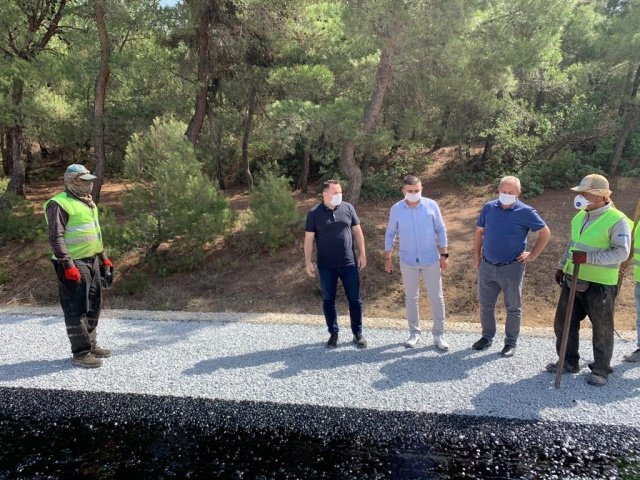 Manisa Büyükşehir Belediyesi, Kırkağaç’ta Hacet, Kınık, Güvendik, Çaltıcak, Helimler, Ortadere, Soyalar, Çobanlar, Ardıçlıburun Mahalleleri arasında bağlantıyı sağlayan 32 kilometrelik grup yolunda sathi kaplama çalışması gerçekleştiriyor.