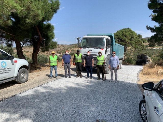 Manisa Büyükşehir Belediyesi Yol Yapım ve Onarım Dairesi Başkanı Kurtuluş Kuruçay da, Kırkağaç Muhtarlık İşleri Şube Müdürü Tahsin Arslan ile birlikte, yaklaşık 10 mahalle arasında bağlantıyı sağlayan yolda yürütülen çalışmayı inceledi.