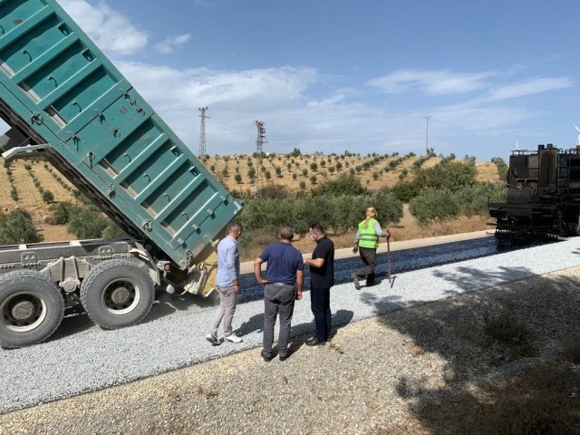 Yol yapım çalışmalarına hızla devam eden Manisa Büyükşehir Belediyesi, Kırkağaç’ta yaklaşık 10 mahalle arasında bağlantıyı sağlayan 32 kilometrelik grup yolunda sathi kaplama çalışmasına başladı. Yürütülen çalışmayı inceleyen Manisa Büyükşehir Belediyesi Yol Yapım ve Onarım Dairesi Başkanı Kurtuluş Kuruçay, mevsim şartları el verdiği ölçüde çalışmalara devam edeceklerini belirterek, yol yapım ekiplerine kolaylıklar diledi.