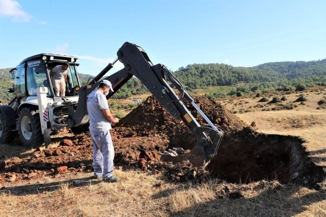 Turgutlu Belediyesi tarafından internete erişim sorunu yaşayan kırsal mahallelere yönelik hayata geçirilen internet altyapı çalışmaları aralıksız devam ediyor. Gökgedik ve Aşağıbozkır Mahallelerinde direk dikimi çalışmalarının tamamlanmasının ardından İğneci ve Çıkrıkçı hattına hizmet verecek internet direği Kurudere Mahallesi İğneci Mevkisine dikildi.