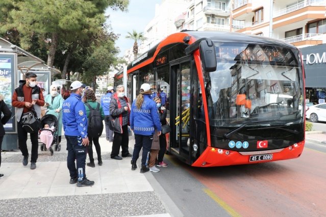 Kademeli normalleşme sürecinin ilk hafta sonunda Manisa Büyükşehir Belediyesi zabıta ekipleri Manisa Büyükşehir Belediye Başkanı Cengiz Ergün’ün talimatları doğrultusunda denetimlerine devam ederek, maske, mesafe ve hijyen kurallarına uyulup uyulmadığını denetledi.