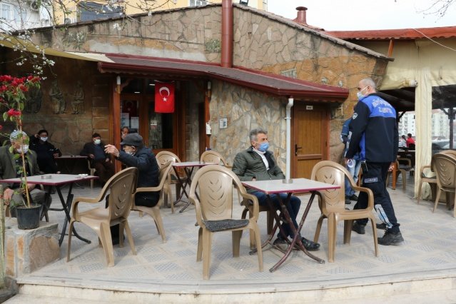 Toplu ulaşım araçlarını, işçi servislerini ve işyerlerini denetleyen ekipler, kurallara uyup uyulmadığı, maske, mesafe ve hijyen kurallarına yönelik uyarılarda bulundu.