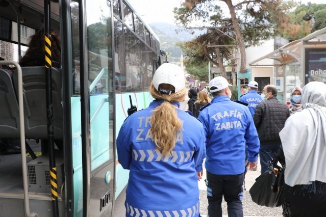 Ulaşım alanında da denetimlerde bulunan Ulaşım Dairesi’ne bağlı zabıta ekipleri, toplu taşıma araçlarında ve işçi servislerinde maske, mesafe ve yolcu sayıları üzerinde denetimlerde bulundu. Öte yandan zabıta araçlarından da anonsla tedbirlere uyulması konusunda uyarılar yapıldı.