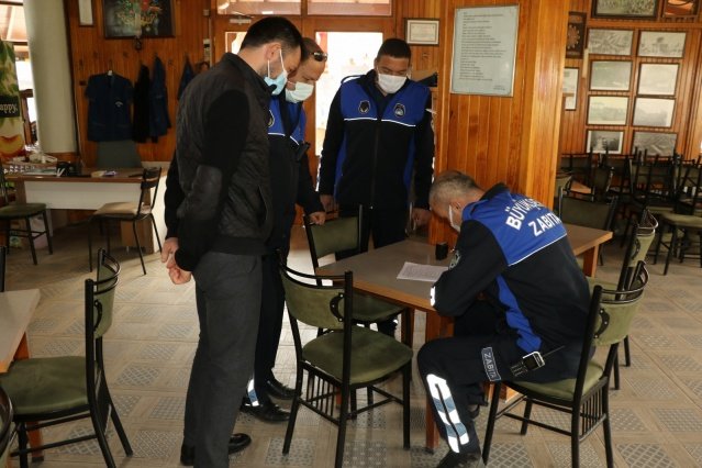 Vatandaşların ulaşım sağladıkları toplu taşıma ve işçi servis araçlarında, kafe ve çay bahçeleri ve lokanta gibi işletmelerde denetimlerde bulunan zabıta ekipleri, vatandaşların maske takıp takmadıkları, mesafeye dikkat edip etmediklerini ve dezenfeksiyon gibi hijyen koşullarını denetledi.