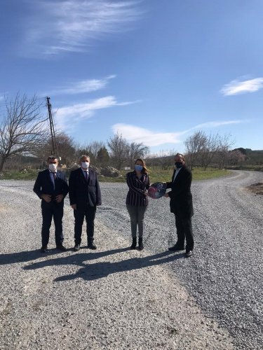 Manisa Büyükşehir Belediyesi tarafından yüzde 75 hibeyle üreticiye ek gelir sağlamak adına hayata geçirilen seracılık projesi, Kırkağaç’ta bir kadın üreticinin de yüzünü güldürdü. Büyükşehir Belediyesi desteğiyle kurduğu serasında Büyükşehir Belediyesi heyetini ağırlayan kadın üretici, destekleri nedeniyle Manisa Büyükşehir Belediyesine ve Başkan Cengiz Ergün’e teşekkür etti.