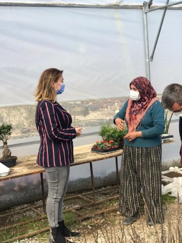 Manisa Büyükşehir Belediyesi Muhtarlık İşleri Dairesi Başkanlığı, il genelinde muhtarlarla sık sık bir araya gelerek, mahallelerdeki çalışmaları ve mahalle sakinlerinin taleplerini yerinde görüp, ilgili dairelere iletilmesinde önemli bir görev üstleniyor. Bu kapsamda Manisa Büyükşehir Belediyesi Muhtarlık İşleri Dairesi Başkanlığı Mahalle Hizmetleri Şube Müdürü Nuray Çevirmeci, Kırkağaç ilçesinde İlyaslar Mahallesi Muhtarı Faruk Yayla, Karakurt Mahallesi Muhtarı İdris Kat, Alacalar Mahallesi Muhtarı Özer Özcan, Siledik Mahallesi Muhtarı Kadir Aydemir, Yağmurlu Mahallesi Muhtarı Osman Zeybek ve Fırdanlar Mahallesi Muhtarı Yüksel Demir’i ziyaret etti. Ziyarette MHP Kırkağaç İlçe Başkanı Halil Boğaz ve Manisa Büyükşehir Belediyesi Kırkağaç Muhtarlık İşleri Şube Müdürü Tahsin Arslan da yer aldı.