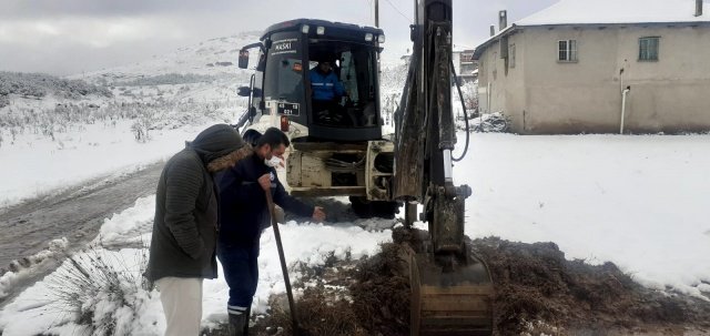 Manisa Su ve Kanalizasyon İdaresi (MASKİ) Genel Müdürlüğü, 17 ilçede kış mevsiminin olumsuz hava şartlarına rağmen vatandaşlara hizmet ulaştırmak için çalışıyor. Vatandaşların ihtiyaç duyduğu her an yanında olan MASKİ, hat döşeme çalışmalarından hatlarda yaşanan arızalara, ana kanalizasyon ve yağmur suyu hatlarındaki tıkanıklıklardan içme suyu depolarındaki sorunlara kadar birçok sıkıntıyı gidermek için hava şartlarına rağmen çalışmalarını sürdürüyor.