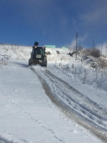 Kar Kış Demeden Hizmetteler
Yurt genelinde olduğu gibi Manisa’da da hava sıcaklıkları düşerek kar yağışı etkili oldu. Birçok ilçede yağışı devam ederken soğuk havalar MASKİ ekiplerinin çalışmalarına engel olmadı. Hava şartlarının olumsuzluğuna rağmen ekipler, vatandaşlar mağdur olmasın diye fedakâr bir şekilde hat döşeme, tamirat ve temizlik çalışmaları devam etti.