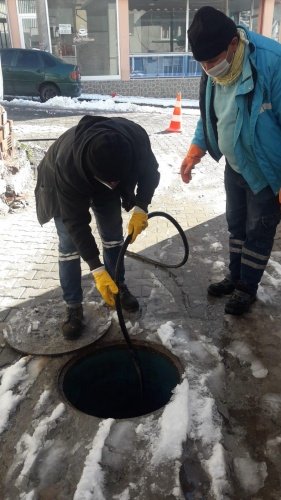 Ekipler, zorlu şartlara rağmen sahada

Kar yağışının etkili olduğu ilçeler ile sıfırın altına düşen sıcaklıklarda çalışan MASKİ ekiplerinin fedakâr bir şekilde işlerinin başında olması vatandaşların ve mahalle muhtarlarının da takdirini kazanıyor.