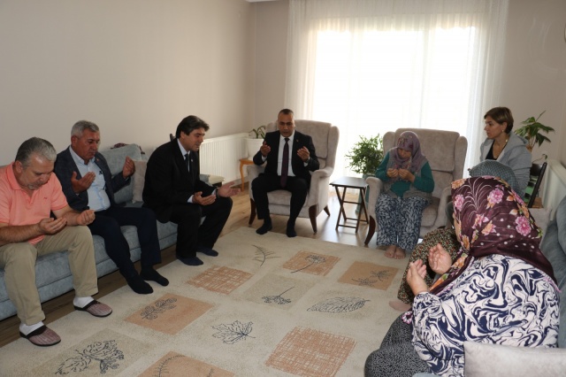 Şehide Hizmet İbadettir
Selçuk Yıldız, ’’Şehide hizmet ibadettir şiarıyla, tüm şehit yakınlarına ve gazilere hizmetlerimiz devam edecektir, Manisa Büyükşehir Belediyesi olarak şehadete ermiş kahramanlarımızın ve ailelerinin her zaman yanındayız’’ dedi.