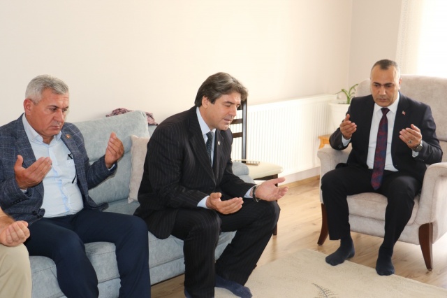 Manisa Büyükşehir Belediyesi, Şehit Jandarma Er Gürcan Karakaya’nın acılı ailesini yalnız bırakmadı. Şehit Gürcan Karakaya’nın babası Şefik Karakaya’nın vefatı sebebiyle aileye taziye ziyareti gerçekleştirdi. Büyükşehir Belediyesi Sosyal Hizmetler Dairesi Başkanlığı Şehit Yakınları Ve Gaziler Şube Müdürü Selçuk Yıldız acılı aileye baş sağlığı dileklerini iletti.
