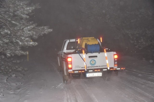 Spil Dağı Milli Parkı’na karda eğlenmek için İzmir’den gelen bir grup genç ile bir çekici kar yağışı nedeniyle Ayvacık ayrımında mahsur kaldı. Durumun Manisa Büyükşehir Belediyesi ekiplerine bildirilmesi üzerine hızla olay yerine ulaşan ekipler, kar çözücü ile yolu açarak vatandaşları güvenli bir şekilde uğurladı.