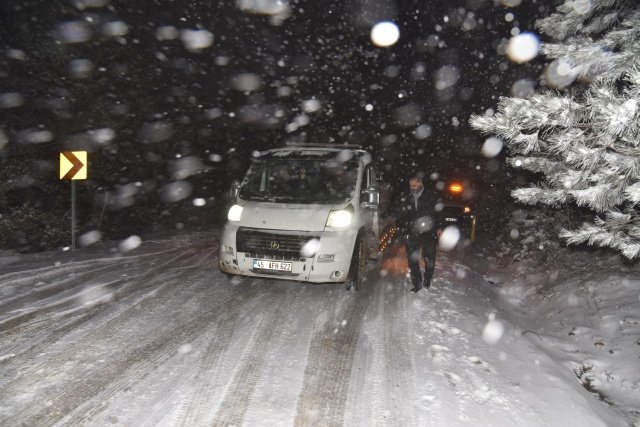 Manisa Büyükşehir Belediyesi Yol Yapım, Bakım ve Onarım Dairesine bağlı ekipler,  kentin yüksek kesimlerinde etkisini gösteren kar yağışının hayatı olumsuz etkilememesi için teyakkuz halindeler.  Bu anlamda, Spil Dağı’nda etkili olan kar yağışı esnasında aracında kar lastiği ve zincir takmadığı için Ayvacık ayrımında, bir grup genç ile bir çekicinin yolda kaldığının bildirilmesi üzerine daire başkanlığına bağlı ekipler hızla olay yerine ulaştı. Kendi çabalarıyla kurtulamayan vatandaşların imdadına yetişen Büyükşehir Belediyesi’ne bağlı ekipler, kar çözücü ile yol açarak vatandaşları uğurladı.