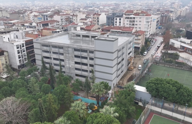 ''Binanın Büyük Çoğunluğu Tamamlandı''
Çalışmalarda gelinen noktayı anlatan şantiye kontrol mühendisi Eymen Aksoy ise, ''Sözleşmeye göre iş bitim tarihi 1 Nisan 2025. Fakat biz daha hızlı bir şekilde bitirip halkın hizmetine sunmayı hedefliyoruz. Bodrum katı tamamen toparlandı. Binanın genelini inşaat olarak tamamladık. Mekanik, elektrik imalatları devam ediyor. Mimaride de cephe ve çatı imalatlarımız var. Büyük çoğunluğunda sona yaklaştık. Hizmete başlamak için gün sayıyoruz'' ifadelerini kullandı.