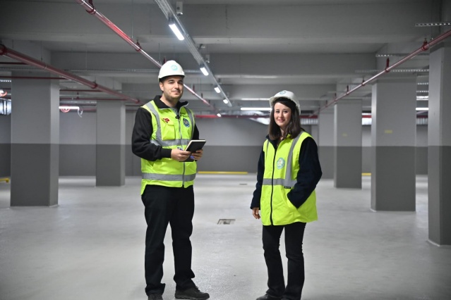 Elektriğini Güneşten, Suyunu Yağmurdan Sağlayacak
Manisa Büyükşehir Belediyesi, kent merkezinde yaşanan otopark ihtiyacına yönelik çalışmalarına hız kesmeden devam ediyor. 356 araç kapasiteli Malta Katlı Otopark’ının yapımında sona gelindi, açılış için gün sayılıyor.
Çevreci teknolojilerle donatılan Malta Katlı Otoparkı’nda elektrik ihtiyacının büyük kısmı güneş enerjisi panellerinden sağlanacak, su ihtiyacı için ise yağmur suyu hasadı yapılacak. Çağın gereklerini karşılayan otoparkta elektrikli araçlara da şarj hizmeti verilecek.