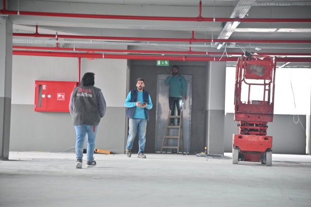 ''Otopark Sorununu Çevreci Yatırımla Çözüyoruz''
Manisa Büyükşehir Belediyesi, kent merkezinde yaşanan otopark ihtiyacına yanıt vermek için çalışmalarını sürdürüyor. Yapımı devam eden Malta Katlı Otoparkı’nda hem ihtiyaca yanıt verilecek hem de kaynaklar verimli kullanılacak. Bu kapsamda Malta Katlı Otaparkı’nın çevreci teknolojilerle donatıldığını vurgulayan şantiye kontrol mimarı Selin Coşkun, ''Binamız sadece bir otopark olarak hizmet vermeyecek. Şehrimize yeni hizmet binaları kazandırırken ortaya koyduğumuz bakış açımızı da temsil edecek. Özellikle çevreci teknolojilerin kullanılmasını önemsiyoruz. Hem enerji hem de su kaynağı açısından tasarruf sağlayacak binanın elektrik enerjisi ihtiyacının bir kısmının karşılanması amacıyla çatı katında 28 adet güneş paneli yer alacak. Yağmur suları toplanarak peyzaj sulamalarında kullanılacak” dedi.