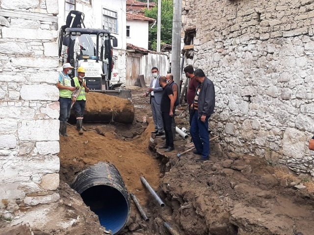 MASKİ Genel Müdürlüğü, Gördes ilçesine bağlı Kayacık Mahallesinde dere yatağında beton büz ve koruge boru çalışması yaparak, su akışını sağlıklı hale getirdi. Bu çalışmaların tamamlanmasının ardından mahallede 3 bin metrekarelik kilit parke taşı döşeme işlemi de tamamlandı.