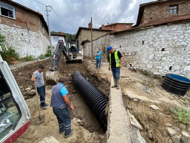 Mahalle için önemli bir yatırım oldu
MASKİ Genel Müdür Yardımcısı Gökhan Çevik, “Kayacık Mahallemiz içerisinde iki ayrı derenin bazı bölümleri kapalı kesitte akıyordu. Mevcut yapılar ekonomik ömrünü tamamladığı için kesit yetersizliğinden içerisi mil ile dolmuştu. Bunun sonucunda sular geçiş yapamadığı için yola taşıyordu. Kapalı kesitle devam eden 2 ayrı köy içi deresinde ömrünü tamamlamış yapının yerine 420 metre uzunluğunda yeni bir yağmur suyu drenaj hattı çalışması yaptık. Drenaj hattının tamamlanmasının ardından bozulan yolda 3 bin metrekare kilit parke taşı döşeme işini de tamamladık. Büyükşehir Belediye Başkanımızın liderliğinde Manisa genelinde mahallelerimize hizmet etmekten dolayı mutluyuz” dedi.