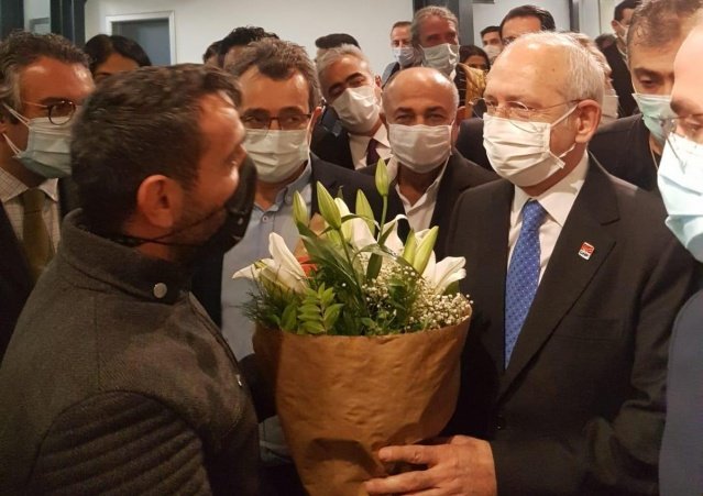 “İNCELENİP GEREKEN YAPILACAK”

CHP Genel Başkanı Kemal Kılıçdaroğlu ise, Türkiye’deki 6,5 milyon seyyar esnafın sorunlarını çözmek için gayret ettiklerini açıkladı. Kılıçdaroğlu konuşmasını şöyle sürdürdü: “Seyyar esnafını organize ettiğiniz ve taleplerinizi bize ilettiğiniz için teşekkür ederim. MYK Genel Sekreterimiz İzmir Milletvekili Sayın Selin Sayek Böke ve İzmir Büyükşehir Belediye Başkanımız Sayın Tunç Soyer gerekli incelemeleri gerekenleri yapacaktır. Büyükşehir Belediyemizin seyyar esnafa yönelik mevzuat incelemesini biran önce tamamlayacağına eminim. Gerek Meclis’te gerekse İzmir Büyükşehir Belediyemiz’de sizlerin yaşamını kolaylaştıracak adımların atılacaktır.”
