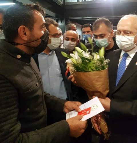 İzmir’e çeşitli toplantı ve ziyaretler için gelen CHP Genel Başkanı Kemal Kılıçdaroğlu, İzmir Seyyar Satıcılar Derneği Başkanı Evren Laçin ile de görüştü.  İzmir Büyükşehir Belediye Başkanı Tunç Soyer’in de hazır bulunduğu görüşmede Kılıçdaroğlu’na seyyar satıcıların yaşadığı sorunları dair 7 maddelik rapor iletildi. Kılıçdaroğlu, Başkan Soyer’in seyyar satıcıların sorunlarının giderilmesini için destek olacağını belirterek kendisinin de konuyu takip edeceğini kaydetti.