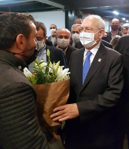 İzmir programı kapsamında Seyyar Satıcılar Derneği Başkanı Evren Laçin ile de görüşen CHP Lideri Kemal Kılıçdaroğlu, seyyar satıcıların sorunlarını yakından takip ettiğini vurguladı. İzmir Büyükşehir Belediye Başkanı Tunç Soyer’in de yer aldığı görüşmede Başkan Evren Laçin, “Sayın Genel Başkanım, her fırsatta esnafın, yoksulun ve milyonlarca seyyar esnafın sorunlarını, taleplerini dile getirdiğiniz için öncelikle teşekkür ediyoruz. Bu konuların gündeme getirilmesi ve Meclis’te savunulması seyyar esnaf ve sanatkarı 100 yıllık unutulmuştuktan kurtardı. Gerek sizin gerekse milletvekillerimiz ve İzmir Büyükşehir Belediye Başkanımız Sayın Tunç Soyer’den aldığımız cesaretle dernek ve kooperatifler kurmaktayız” dedi.