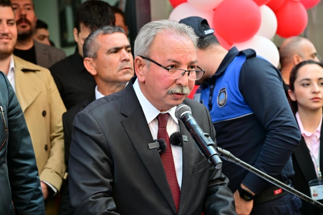 Kent Lokantası ve Halk Mandıra’nın yalnızca birer mekan değil, adaletin, eşitliğin ve hakkaniyetin sembolü olduğunu söyleyen Büyükşehir Belediye Başkanı Ferdi Zeyrek, “Kimsenin yatağa aç girmediği, kendini yalnız hissetmediği ve umudun yeşertildiği bir Manisa’yı 31 Mart’ta inşa etmeye başladık” dedi.