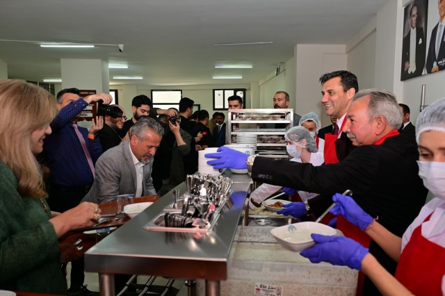 Manisa Büyükşehir Belediye Başkanı Mimar Ferdi Zeyrek’in Manisa’da bir ilk olarak hayata geçirdiği ‘Kent Lokantası’nın ikinci şubesi ile ‘Halk Mandıra’nın üçüncü şubesi, Salihli’de hizmete açıldı. Kent Lokantası’nda her gün özenle hazırlanan sağlıklı ve ekonomik öğünler yer alırken Halk Mandıra’da ise yerel üreticilerden temin edilen süt, peynir ve yoğurt gibi ürünler hijyenik koşullarda işlenerek uygun fiyatlarla Salihlililere sunulacak.