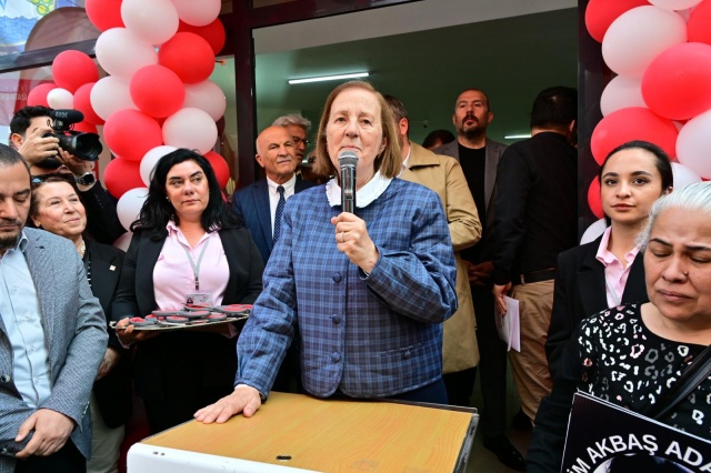 “Güzel Yurdumuzun Adalete ve Hukuka İhtiyacı Var”
Yoksulluk ve açlık sınırı verilerini paylaşan Başkan Zeyrek, “Mart ayındaki TÜİK verilerine göre yoksulluk sınırı 20 bin 84 lira, ENAG verilerine göre 19 bin 16 lira. Bir ailenin açlık sınırı ise 23 bin 615 lira. Merkezi hükümetin emeklimize, asgari ücretliye reva gördüğü bu ücretlerle maalesef ki hepimiz yoksulluk sınırının altında kalmaktayız. Bu yoksulluk sınırının altında kalmak bizim kaderimiz değildir. Bu maalesef ki halkımızın sandık iradesi ve gösterdiği bir tercihtir. Ama bunun böyle gitmeyeceğini sizler gibi ben de biliyorum. Vatandaşlarımızın ekonomik özgürlüğe, bu güzel yurdumuzun adalete ve hukuka ihtiyacı var. Bu ihtiyacı gerçekleştirecek olan buradaki cesur yüreklerdir. Hepinize bu iradeli duruşunuzdan dolayı tek tek teşekkür ediyorum” diye konuştu.