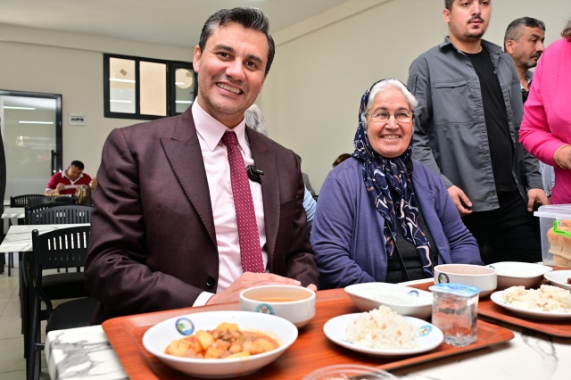 Manisa Büyükşehir Belediyesi’nin, vatandaşların ucuz ve sağlıklı yemeğe ulaşmasını sağlamak amacıyla hayata geçirdiği Kent Lokantası ile vatandaşların sağlıklı süt ve süt ürünlerine uygun fiyatla erişimini sağlayan Halk Mandıra Salihlililerle buluştu. Manisa Büyükşehir Belediye Başkanı Mimar Ferdi Zeyrek ile Salihli Belediye Başkanı Mazlum Nurlu ev sahipliğinde gerçekleştirilen açılış törenine, CHP İl Başkanı İlksen Özalper, CHP Manisa Milletvekili Selma Aliye Kavaf, Alaşehir Belediye Başkanı Ahmet Öküzcüoğlu, Kula Belediye Başkanı Hikmet Dönmez, Köprübaşı Belediye Başkanı Fatih Taşlı, meclis üyeleri, CHP Salihli İlçe Başkanı Enver Akgün, belediye bürokratları, sivil toplum örgütlerinin temsilcileri ile vatandaşlar katıldı.
