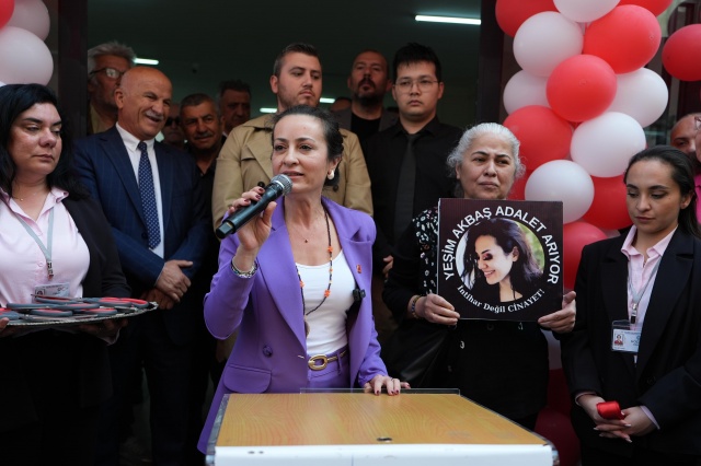 “Asıl Emek 31 Mart’ta Bizlere Güvenen Sizlere Ait”
Kimsenin yatağa aç girmediği, kimsenin aç yatmadığı ve umudun yeşertildiği bir Manisa’yı 31 Mart’ta inşa etmeye başladıklarını söyleyen Başkan Zeyrek, halkın parasını halk için harcayacağımızın sözünü verdiklerini, Kent Lokantası, Halk Mandıra, sudaki indirim, ulaşıma desteğin de halkın parasıyla gerçekleştiğini vurguladı. Zeyrek, “Buranın açılmasında Mazlum Başkan’ın emeği çoktur, Allah razı olsun. Manisa Büyükşehir Belediyesi çalışanlarının emeği çoktur, Allah onlardan razı olsun. Ama buradaki asıl emek 31 Mart’ta bizlere güvenip inanan, bizlerle yol arkadaşlığı yapan sizlere aittir, hepinizden Allah razı olsun” ifadelerini kullandı.