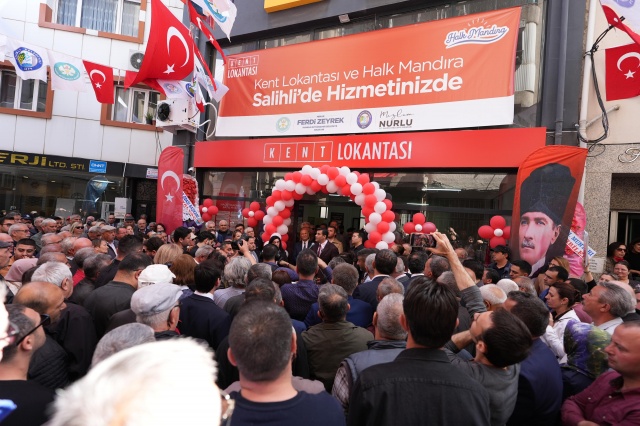 Konuşmaların ardından Manisa Büyükşehir Belediyesi’nin hayata geçirdiği ikinci ‘Kent Lokantası’ ile Halk Mandıra’nın Salihli Şubesi’nin açılışı gerçekleştirildi. Salihli halkı ile birlikte Kent Lokantasına giren Başkan Ferdi Zeyrek, ilk yemekleri kendisi dağıttı. Başkan Ferdi Zeyrek, daha sonra Kent Lokantası’na gelen Rahime Peker ve Kemal Peker ile birlikte yemek yedi.