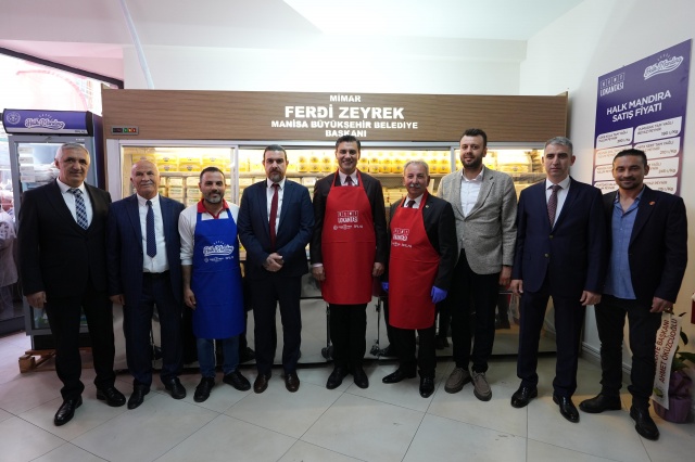 “Kent Lokantası Bir Siyasi Gösteri Değil, Gerçek Bir İhtiyaçtır”
Salihli Belediye Başkanı Mazlum Nurlu, “Bugün burada yalnızca bir lokantanın bir mandıranın değil, dayanışmanın, sosyal belediyeciliğin ve halk için siyaset yapmanın kapılarını açıyoruz. Salihli’mize hayırlı olsun. Bu proje ilk kez İstanbul’da fikir olarak ortaya atıldığında belki de birileri ‘Ne gerek var’ dedi. Ama o fikir büyüdü, halka yayıldı, sofralara ulaştı. Bugün artık bir Türkiye modeli haline gelen Kent Lokantası’nın fikir babası, yakın geleceğin Cumhurbaşkanı, İstanbul Büyükşehir Belediye Başkanımız Ekrem İmamoğlu’na bir kez daha teşekkür ediyorum. Memleket zor bir dönemden geçiyor. Market raflarında etiketler uçuyor. Gençlerimiz öğle aralarında karınlarını doyuracak bir sıcak yemeği bulamaz hale gelmiş durumda. İşte bu yüzden Kent Lokantası bir siyasi gösteri değil, gerçek bir ihtiyaçtır. Bir pansuman değil, halkın onurlu yaşam hakkına verilen bir destektir. Bu projeye omuz veren Büyükşehir Belediye Başkanımız Ferdi Zeyrek’e, emeği geçen herkese şükranlarımı sunuyorum” diye konuştu.