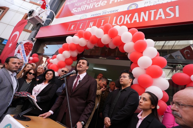 “Chp’li Belediyeler Vatandaşımızı Destekleme Projelerini Fersah Fersah Aşmış Durumda”
CHP Manisa Milletvekili Selma Aliye Kavaf ise “İktidar 20 sene önce 3 Y ile yola çıktı. Yolsuzluk, yoksulluk ve yasaklar. Bu 3 Y ile mücadele edeceğini söyledi. Bugün geldiğimiz noktada iktidar belediyeleri maalesef yolsuzluk ve rantta sınır tanımıyor. Yolsuzluk ve onun doğurduğu gelir dağılımı adaletsizliği, Türkiye tarihinde görülmemiş derinlikte bir yoksulluk yaratmış durumda. Cumhuriyet Halk Partili belediyelerimiz vatandaşın yaşadığı derin yoksulluğu hafifletmek amacıyla sosyal belediyecilik adına vatandaşlarımızın temel ihtiyaçlarını karşılama noktasında destek programı yürütmekte. Maalesef iktidar CHP’li belediyelerin sosyal yardımları sürdüremeyeceğini iddia ediyor. Görünen şu ki CHP’li belediyeler, sosyal belediyecilik noktasında vatandaşlarımızı destekleme projelerini fersah fersah aşmış durumda. Kent Lokanta’mızın ve Halk Mandıra’nın Salihli’ye hayırlı olmasını diliyorum” dedi.