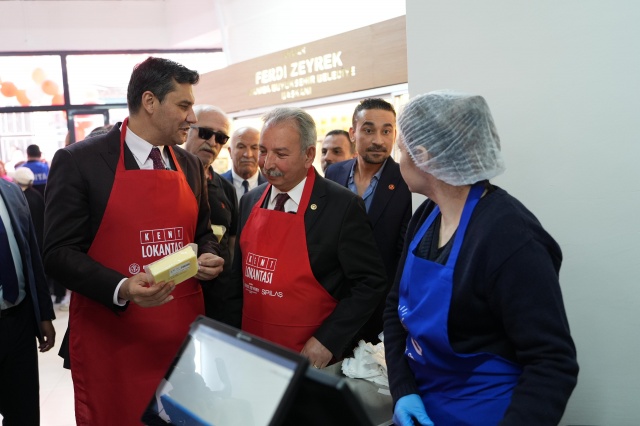 “Bir Kent Lokantası ve Bir Halk Mandıra Daha Açılıyor”
CHP Manisa İl Başkanı İlksen Özalper de “Emeklinin, emekçinin, yoksuldan, çiftçiden haberi olmayan, pazarda 5’ten sonra çürük meyve sebze toplayan emekçiden haberi olmayan, halka sırtını dönmüş, sağır olmuş bir yönetimle karşı karşıyayız. Bugün bu yönetime dur diyebilmek için Manisa’da bir Kent Lokantası ve bir Halk Mandıra daha açılıyor. Durmayacağız, dinlenmeyeceğiz, uyumayacağız, yeri gelirse yemek yemeyeceğiz. Ama bu adaletsiz düzende mücadele için her gün sokaklarda, meydanlarda olacağız” dedi.