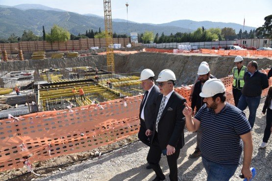 MANİSA Büyükşehir Belediye Başkanı Cengiz Ergün, tamamlandığında kentin sosyal hayatına yeni bir soluk ve yeni bir yaşam biçimi getirecek olan ‘Manisa Prime’ projesinin çalışmalarını inceledi.

Manisa Büyükşehir Belediyesi tarafından hazırlanan ve şehre vizyon katacak önemli projelerden birisi olan ‘Manisa Prime’ AVM-Otel-İş Merkezi ve Çevre Düzenlemesi projesinde yapım çalışmaları hız kesmiyor. Manisa Büyükşehir Belediye Başkanı Cengiz Ergün de, Genel Sekreter Yardımcısı Yılmaz Gençoğlu ile birlikte inşaat alanında incelemelerde bulundu. Projede görev alan çalışanlar ile tek tek tokalaşan ve kazasız belasız çalışmalar dileyen Başkan Ergün, yüklenici firma yetkililerinden de bilgiler aldı.
Manisa’nın Prestij Projesi ‘Manisa Prime’
İnşaat çalışmaları hakkında bilgiler veren Manisa Büyükşehir Belediye Başkanı Cengiz Ergün, “Manisa’nın prestij projesi olan Manisa Prime hem otelimiz, hem iş ofisleri hem de yerin altında 2 katlı otoparkları, 14 bin 500 metrekare kiralanabilir mağaza zincirlerinin olacağı bir alan. İnsanların sosyal vakitlerini geçirebileceği inşaat projelerini inceledik. Projemizde artık su basma kotuna yaklaşıldı. Dükkân, otopark ve iş ofislerinin olduğu otelin altındaki kısımda da jet grout çalışmaları devam ediyor” diye konuştu.  
Projede Yok Yok
Manisa’nın çehresine güzellik katacak projede 5 yıldızlı ve 210 odalı otel 19 katlı olacak. İçerisinde 550 kişilik restoran, 450 kişilik balo salonu, 500 kişilik toplantı salonu, bin 500 metrekare üzerine kurulu spa güzellik merkezi ve kapalı yüzme havuzu bulunuyor. Proje içerisinde ofis kısmı 13 katlı olarak planlandı. A Plus açık ofis 10 kat olacak ve içerisinde 600 metrekarelik bürolar tasarlandı. AVM noktasında ise 14 bin metrekare kiralanabilir alan bulunuyor. Bunun 8 bin 830 metrekaresi bodrum kat, 4 bin 125 metrekaresi ise zemin katta bulunuyor. Projenin orta kısmı ise tamamen açık olacak.