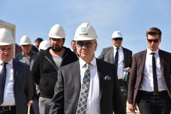 MANİSA Büyükşehir Belediye Başkanı Cengiz Ergün, tamamlandığında kentin sosyal hayatına yeni bir soluk ve yeni bir yaşam biçimi getirecek olan ‘Manisa Prime’ projesinin çalışmalarını inceledi.

Manisa Büyükşehir Belediyesi tarafından hazırlanan ve şehre vizyon katacak önemli projelerden birisi olan ‘Manisa Prime’ AVM-Otel-İş Merkezi ve Çevre Düzenlemesi projesinde yapım çalışmaları hız kesmiyor. Manisa Büyükşehir Belediye Başkanı Cengiz Ergün de, Genel Sekreter Yardımcısı Yılmaz Gençoğlu ile birlikte inşaat alanında incelemelerde bulundu. Projede görev alan çalışanlar ile tek tek tokalaşan ve kazasız belasız çalışmalar dileyen Başkan Ergün, yüklenici firma yetkililerinden de bilgiler aldı.
Manisa’nın Prestij Projesi ‘Manisa Prime’
İnşaat çalışmaları hakkında bilgiler veren Manisa Büyükşehir Belediye Başkanı Cengiz Ergün, “Manisa’nın prestij projesi olan Manisa Prime hem otelimiz, hem iş ofisleri hem de yerin altında 2 katlı otoparkları, 14 bin 500 metrekare kiralanabilir mağaza zincirlerinin olacağı bir alan. İnsanların sosyal vakitlerini geçirebileceği inşaat projelerini inceledik. Projemizde artık su basma kotuna yaklaşıldı. Dükkân, otopark ve iş ofislerinin olduğu otelin altındaki kısımda da jet grout çalışmaları devam ediyor” diye konuştu.  
Projede Yok Yok
Manisa’nın çehresine güzellik katacak projede 5 yıldızlı ve 210 odalı otel 19 katlı olacak. İçerisinde 550 kişilik restoran, 450 kişilik balo salonu, 500 kişilik toplantı salonu, bin 500 metrekare üzerine kurulu spa güzellik merkezi ve kapalı yüzme havuzu bulunuyor. Proje içerisinde ofis kısmı 13 katlı olarak planlandı. A Plus açık ofis 10 kat olacak ve içerisinde 600 metrekarelik bürolar tasarlandı. AVM noktasında ise 14 bin metrekare kiralanabilir alan bulunuyor. Bunun 8 bin 830 metrekaresi bodrum kat, 4 bin 125 metrekaresi ise zemin katta bulunuyor. Projenin orta kısmı ise tamamen açık olacak.