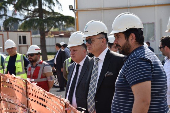 MANİSA Büyükşehir Belediye Başkanı Cengiz Ergün, tamamlandığında kentin sosyal hayatına yeni bir soluk ve yeni bir yaşam biçimi getirecek olan ‘Manisa Prime’ projesinin çalışmalarını inceledi.

Manisa Büyükşehir Belediyesi tarafından hazırlanan ve şehre vizyon katacak önemli projelerden birisi olan ‘Manisa Prime’ AVM-Otel-İş Merkezi ve Çevre Düzenlemesi projesinde yapım çalışmaları hız kesmiyor. Manisa Büyükşehir Belediye Başkanı Cengiz Ergün de, Genel Sekreter Yardımcısı Yılmaz Gençoğlu ile birlikte inşaat alanında incelemelerde bulundu. Projede görev alan çalışanlar ile tek tek tokalaşan ve kazasız belasız çalışmalar dileyen Başkan Ergün, yüklenici firma yetkililerinden de bilgiler aldı.
Manisa’nın Prestij Projesi ‘Manisa Prime’
İnşaat çalışmaları hakkında bilgiler veren Manisa Büyükşehir Belediye Başkanı Cengiz Ergün, “Manisa’nın prestij projesi olan Manisa Prime hem otelimiz, hem iş ofisleri hem de yerin altında 2 katlı otoparkları, 14 bin 500 metrekare kiralanabilir mağaza zincirlerinin olacağı bir alan. İnsanların sosyal vakitlerini geçirebileceği inşaat projelerini inceledik. Projemizde artık su basma kotuna yaklaşıldı. Dükkân, otopark ve iş ofislerinin olduğu otelin altındaki kısımda da jet grout çalışmaları devam ediyor” diye konuştu.  
Projede Yok Yok
Manisa’nın çehresine güzellik katacak projede 5 yıldızlı ve 210 odalı otel 19 katlı olacak. İçerisinde 550 kişilik restoran, 450 kişilik balo salonu, 500 kişilik toplantı salonu, bin 500 metrekare üzerine kurulu spa güzellik merkezi ve kapalı yüzme havuzu bulunuyor. Proje içerisinde ofis kısmı 13 katlı olarak planlandı. A Plus açık ofis 10 kat olacak ve içerisinde 600 metrekarelik bürolar tasarlandı. AVM noktasında ise 14 bin metrekare kiralanabilir alan bulunuyor. Bunun 8 bin 830 metrekaresi bodrum kat, 4 bin 125 metrekaresi ise zemin katta bulunuyor. Projenin orta kısmı ise tamamen açık olacak.
