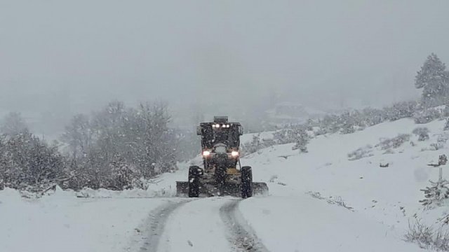 Yağışlı havanın etkisi altın giren Manisa'da şehrin yüksek kesimlerinde kar yağışı etkili oldu. Yunusemre ilçesi, Spil Dağı, Akhisar, Demirci ve Gördes ilçelerinin yüksek kesimlerinde etkisini gösteren kar yağışı nedeniyle Manisa Büyükşehir Belediyesi Yol Yapım, Bakım ve Onarım Daire Başkanlığı ekipleri seferber oldu.