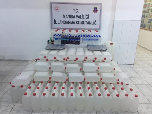 Manisa İli Turgutlu İlçesinde Manisa il Jandarma Komutanlığınca yılbaşı öncesi yasa dışı içki üretimi tüketiminden kaynaklanan ölüm olaylarının önlenmesi ve halk sağlığının korunması amacıyla yürütülen çalışmalar kapsamında Manisa İl Jandarma Komutanlığı Kaçakçılık ve Organize Suçlarla Mücadele Şube Müdürlüğü, İstihbarat Şube Müdürlüğü, Turgutlu İlçe Jandarma Komutanlığı ve Turgutlu Jasat Timiyle yürütülen istihbari çalışmalar neticesinde oluşturulan müşterek görev kuvveti marifetiyle; şüpheli T.M. (Erkek 53) isimli şahsın Turgutlu İlçe Merkezinde kiraladığı depoda ve evinde kaçak alkol üretimi yaparak Turgutlu İlçe Merkezi, Manisa İli ve çevre illere satış yaptığı tespit edilmiştir. Bu kapsamda 03.12.2021 günü Adli makamlardan alınan arama kararına istinaden şüpheli şahsın ev ve eklentileri yapılan arama neticesinde;