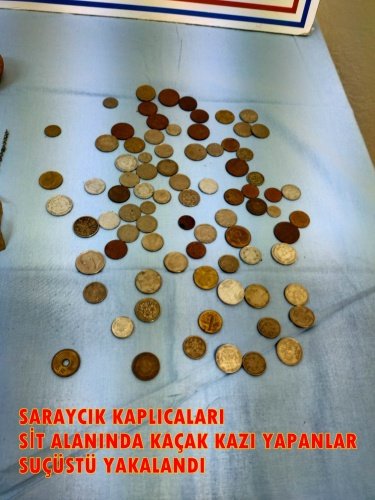 Köprübaşı İlçesi Saraycık Mahallesinde 18.08.2021 günü saat:22:30 sıralarında  Köprübaşı İlçe Jandarma Komutanlığı ekiplerince  yapılan istihbarati çalışmalar sonucu; Ö.Ç. (1987 d.lu/ E) ve F.U. (1982 d.lu/E) isimli şahısları Saraycık mahallesi Saraycık kaplıcaları (3.derece sit alanı) mevkiinde yapılan takip sonucunda şahıslar kaçak kazı yaptıkları esnada  suç üstü yakalanmış olup yanlarında, 1 adet üzerinde RDR Deep Pro yazılı dedektör, 1 adet çekiç, 1 adet murç, 1 adet kazma, 1 adet kürek, 1 adet alan tarama cihazı ve 1 adet madeni para bulmak için kullanılan küçük metalleri tespit edebilen pointir cihazı tespit edilmiştir.  Olayla ilgili Adli makamlardan alınan Arama ve El Koyma Kararı kapsamında Ö.Ç. isimli şahsın kendisine ait olan Namık Kemal Mahallesi'nde bulunan iş yerinde yapılan aramalar sonucunda; 82 adet eski dönemlere ait olarak değerlendirilen madeni para, 123 adet tarihi eser niteliği taşıyan parça ve 1 adet dedektör başlığı bulunarak el konulmuştur.  Şüpheli Ö.Ç. ve F.U. isimli şahıslar 19.08.2021 günü Adli mercilere sevk edilmek üzere gözaltına alınmıştır.