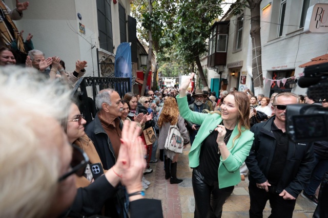 “Her yıl daha da büyüyecek”

Şenlikte konuşan Başkan Nilüfer Çınarlı Mutlu, etkinliğin önemine dikkat çekerek, “Dario Moreno’nun sesi hâlâ İzmir sokaklarında yankılanıyor. Onu şarkıları ve neşesiyle anmak bizim için çok kıymetli. Bu şenlik her yıl daha da büyüyerek devam edecek” dedi.