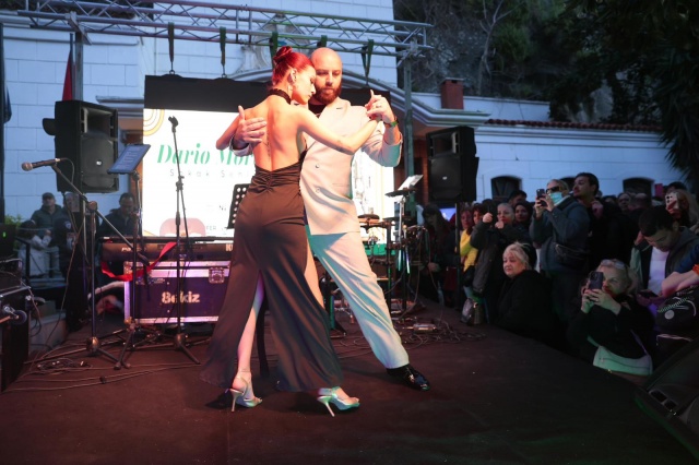 İzmir’de nostalji dolu bir gün yaşandı. Konak Belediyesi’nin düzenlediği Dario Moreno Sokak Şenliği, kentin kültürel hafızasını canlandıran renkli görüntülere sahne oldu. Karataş’taki tarihi sokakta gerçekleştirilen etkinlik, İzmirli sanatçı Dario Moreno’nun doğum yıl dönümünde binlerce kişiyi bir araya getirdi.