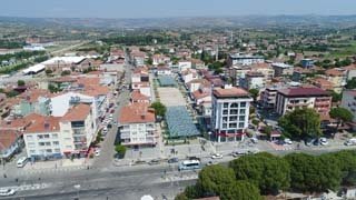 Dere yataklarının temizliği ile tarım arazilerini koruduk
Köprübaşı ilçesinde dere yataklarındaki temizlik çalışmasına önem verdiklerinin altını çizen Başkan Ergün, hem can güvenliğini koruduklarını hem de tarım arazilerindeki ürünlere zarar gelmesinin önüne geçtiklerini söyledi. Ergün, “6,5 kilometre temizlik çalışması yaptık. Dere yataklarından 5 bin 300 metreküp rüsubatı uzaklaştırdık. Birçok mahallede kutu menfez ile koruge boru montajları yaptık” ifadelerini kullandı.