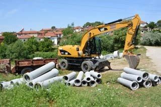 Manisa Su ve Kanalizasyon İdaresi (MASKİ) Genel Müdürlüğü, 17 ilçede yaptığı yatırımlarla Manisa’yı daha yaşanılabilir bir şehir haline getirmek için çalışmalarına devam ediyor. Bu kapsamda hizmetlerin hız kesmediği ilçelerden biri de Köprübaşı oldu. Bugüne kadar MASKİ tarafından 12 milyon TL yatırım yapılan Köprübaşı ilçesinde altyapıdan üstyapıya, içme suyu depolarının tadilatından sondaj çalışmalarına, dere temizliklerinden ıslah çalışmalarına kadar birçok önemli projeye hayat verildi.